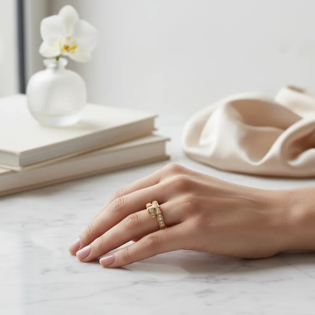 SERPENS ring i silver och guld med kristalldetaljer